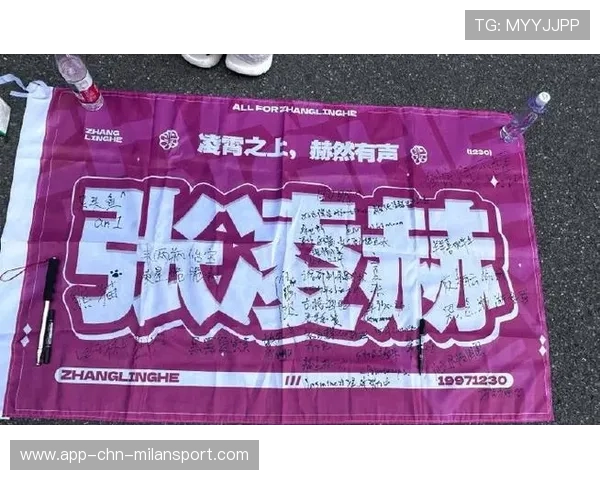 詹姆斯在球场旁的留言墙写下专属寄语，粉丝争相拍照