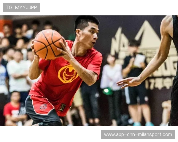 篮球后卫晃倒对手后轻松三分，观众尖叫