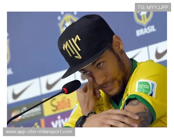 内马尔被粉丝偶遇超市，排队买菜的画面太接地气