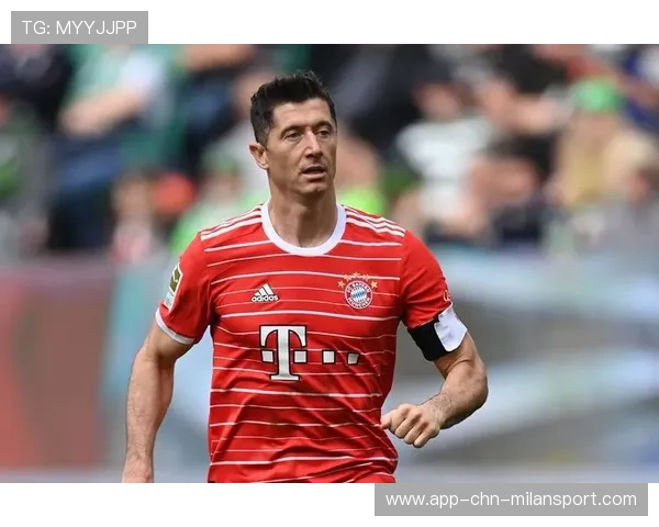 拜仁快速反击一气呵成，莱万破门后高举双臂