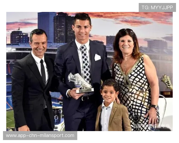 C罗惊喜到访老球员家中，看望并捐助医疗费用