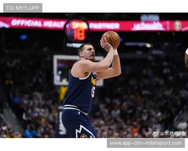 约基奇背身投篮轻松填分,掘金表现亮眼 约基奇背身投篮轻松填分,掘金表现亮眼
